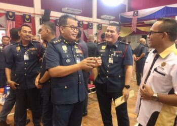 ZAINAL Madasin (kiri) beramah mesra dengan tetamu yang hadir dalam Majlis Perhimpunan Bulanan JBPM Kelantan di Tunjong, Kota Bharu, Kelantan. – UTUSAN/ROSMIZAN RESDI