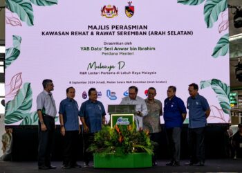 ANWAR Ibrahim merasmikan Kawasan Rehat dan Rawat (RnR) Seremban (Arah Selatan), semalam. -UTUSAN/AMIR KHALID