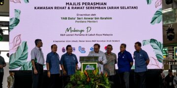 ANWAR Ibrahim merasmikan Kawasan Rehat dan Rawat (RnR) Seremban (Arah Selatan), semalam. -UTUSAN/AMIR KHALID