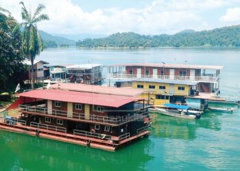 SEBAHAGIAN daripada rumah bot yang beroperasi di Tasik Kenyir, Hulu Terengganu. – UTUSAN/PUQTRA HAIRRY ROSLI