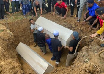 JENAZAH Salmah Mat Zain dan anaknya, Muhammad Rosman Rohadi selamat dikebumikan di Tanah Perkuburan Islam Masjid Aishah di Kampung Tanjung Kanan, Kuala Nerang.