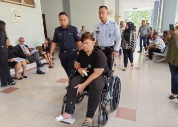 SEORANG remaja hadir ke Mahkamah Majistret Seremban semalam dengan berkerusi roda bagi berdepan pertuduhan menunggang motosikal secara melulu serta melawan arus sehingga menyebabkan kecederaan parah terhadap anggota polis pada Julai lalu. – UTUSAN/NOR AINNA HAMZAH.