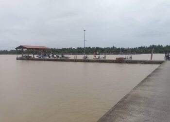 LOKASI mangsa dipercayai terjatuh sebelum dihanyutkan arus di muara Sungai Muda berhampiran jeti pendaratan ikan Pasar Bisik, Kuala Muda.