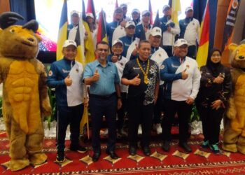 AMINUDDIN Harun (empat dari kiri) bergambar bersama para pengurus pasukan selepas Majlis Penyerahan Bendera Kontinjen Negeri Sembilan ke Para Sukan Malaysia (SUKMA) 21 Sarawak 2024 di Seremban hari ini.-UTUSAN/NAZARUDIN SHAHARI.