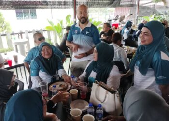 MUKHRIZ MAHATHIR beramah mesra dengan Ahli Pejuang di sebuah restoran di Jalan Penghulu Kasim di Kluang semalam.