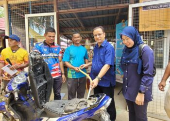 AZMAN Ismail (dua dari kanan) menyempurnakan majlis pelancaran program Penyeragaman Harga Barang Perlu, LPG dan Community Drumming Zon Tumpat di Pulau Sri Tanjung, Tumpat, Kelantan, hari ini. - UTUSAN/MUSTAQIM MOHAMED