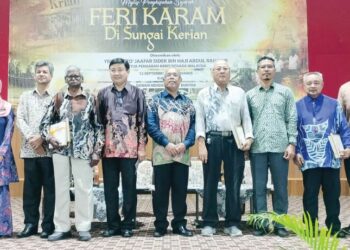 CHAN Wan Teck (empat dari kanan)  pada majlis Pengkisahan Tragedi Feri Karam Di Sungai Kerian di Parit Buntar, Perak, baru-baru ini. – UTUSAN/WAT KAMAL ABAS