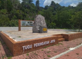 TUGU yang dibina bagi memperingati pembinaan Lebuh Raya Timur-Barat (LRTB) ketika negara berdepan ancaman pengganas komunis pada tahun 1970-an. - UTUSAN/FADZIL ZAINOL