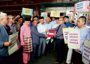 BEBERAPA pertubuhan bukan kerajaan (NGO) seperti Majlis Perundingan Melayu Malaysia dan Gabungan Persatuan Penulis Nasional pernah menunjukkan ‘taring’ membantah penggunaan bahasa asing dalam urusan rasmi kerajaan pada Jun  2018.