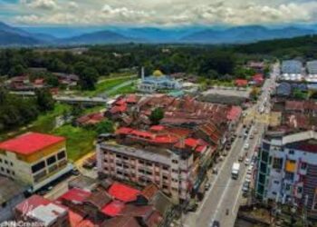 TAMBAH baik jalan di Tapah, Perak dijangka dapat meningkatkan pendapatan peniaga dan penjaja. – FACEBOOK VIRAL PERAK