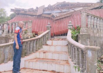 AB. Kamal Ismail menunjukkan keadaan rumahnya yang rosak dalam kejadian pokok tumbang di Kampung Teluk, Bukit Katil, Melaka.