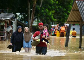 PENDUDUK terjejas banjir berpindah ke pusat pemindahan sementara (PPS) di Kubang Pasu, Kedah, semalam.