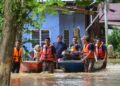 BOMBA memindahkan penduduk yang terperangkap dalam banjir kali kedua di Kampung Bukit, Derang di Pokok Sena. - UTUSAN/ SHAHIR NOORDIN