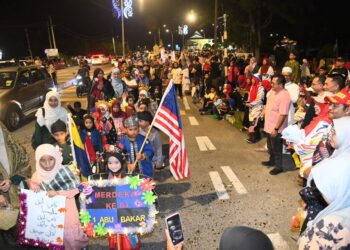 LEBIH 1,000 murid Sekolah Tengku Budriah (STB) bersama guru dan ibu bapa menyertai perarakan sempena penutupan Bulan Kebangsaan sekolah berkenaan yang berlangsung penuh meriah di STB, Arau, Perlis, semalam.- UTUSAN IZLIZAN OTHMAN