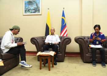 WARTAWAN Utusan Malaysia, Mohd. Hafiz Abd. Mutalib (kiri) dan Asyraf Muhammad (kanan) menemubual Mohd. Shukri Ramli di pejabat Menteri Besar di Kangar, Perlis baru-baru ini. – UTUSAN/IZLIZAN OTHMAN