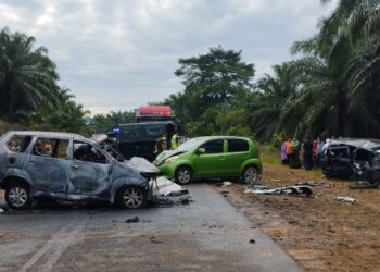 KENDERAAN yang terlibat dalam kejadian kemalangan maut di Kilometer 34 Jalan Maran-Bandar Jengka di Maran, Pahang.