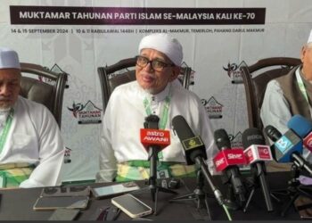 ABDUL Hadi Awang (tengah) dalam sidang akhbar pada Muktamar Tahunan Pas Kali Ke-70 di Kompleks Al-Makmur di Temerloh, Pahang.