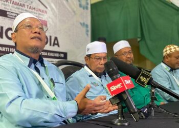 ANDANSURA Rabu (kiri) dalam sidang akhbar di Kompleks Al-Makmur, Kerdau di Temerloh, Pahang.