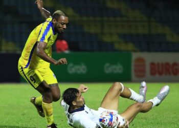 KPAH Sherman (kiri) meledak dua gol bagi membantu Sri Pahang membelasah PDRM FC 5-1 di Stadium Majlis Perbandaran Temerloh di Temerloh, Pahang.