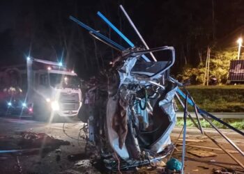 SEBUAH kenderaan remuk antara tujuh kenderaan terbabit kemalangan mengorbankan tiga lelaki dewasa di Kilometer 42, Lebuhraya Pantai Timur di Bentong, Pahang. - FOTO/JBPM PAHANG