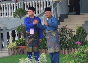 SYED HUSSIEN Syed Abdullah (kanan) bersalaman dengan Mohamad Haizan Jaafar selepas kedua-duanya diumumkan sebagai calon pada PRK DUN Mahkota.