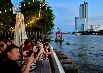 PELANCONG mengambil gambar matahari terbenam di sepanjang Sungai Chao Phraya di Bangkok,Thailand.-AFP