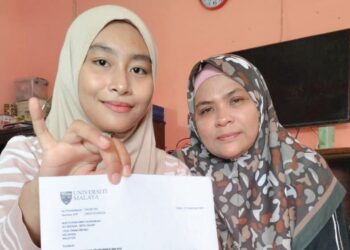 NUR Fatihah Mohammad di Kampung Pelain, Batu Gajah, Tanah Merah, Kelantan teruja dapat menyambung  pengajian ke Universiti Malaya (UM). – UTUSAN/ROHANA ISMAIL