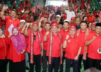 HAJIJI Noor (lima dari kiri) semasa perasmian Mesyuarat Tahunan Gagasan Rakyat Bahagian Pitas, Sabah, hari ini.