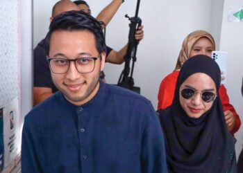 ALIF Teega dan Aisyah Hijanah ketika tiba di Mahkamah Sesyen 
Shah Alam, Selangor, semalam. – UTUSAN/SADDAM YUSOFF