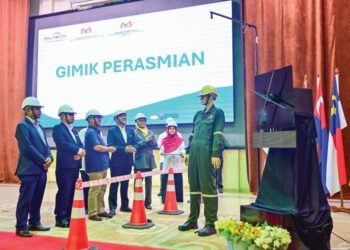 MUSTAPHA Sakmud (tiga dari kiri) melakukan gimik perasmian Hari Kesedaran Keselamatan dan Kesihatan Pekerjaan Politeknik dan Kolej Komuniti Zon Kelantan, Terengganu dan Pahang Tahun 2024 di  Dungun, semalam. – UTUSAN/PUQTRA HAIRRY ROSLI