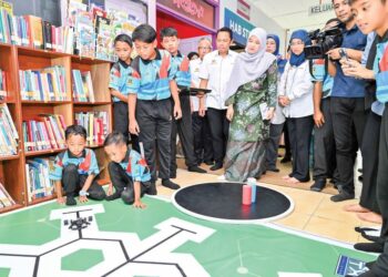 FADHLINA Sidek (tengah) melihat murid mencuba alatan sains yang terdapat di Pusat Kegiatan Guru Tanjong Karang di Kuala Selangor, semalam. – UTUSAN / MOHAMAD NAUFAL MOHAMAD IDRIS