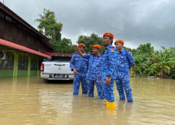 AMINURRAHIM Mohamad (dua kanan) bersama para pegawai APM Kedah meninjau situasi semasa banjir di Kampung Chegar, Alor Setar.