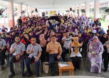 ABD. Mutalib Abd. Gapar (tengah) bersama tetamu kenamaan bergambar bersama peserta Program Didik Keselamatan Jalan Raya anjuran Institut Penyelididikan Keselamatan Jalan Raya Malaysia (MIROS) dengan kerjasama Persatuan Keselamatan dan Kesihatan Industri Malaysia (MiSHA) serta Gadang Engineering (M) Sdn. Bhd. di Sekolah Kebangsaan Taman Tun Dr. Ismail (2), Kuala Lumpur.