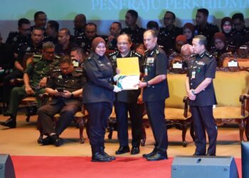 NORDIN Muhamad (dua kanan) menyampaikan Sijil Pentauliahan Siskor kepada pelatih pasukan sukarelawan itu di UUM hari ini. Turut serta, Naib Canselor UUM, Prof. Datuk Dr. Fo'ad Sakdan (dua kiri).