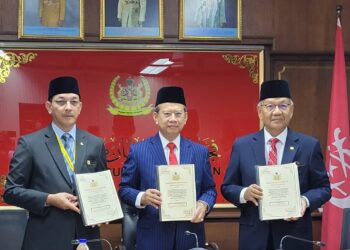 NAZRAN Muhammad (tengah) menunjukkan buku senarai penerima darjah kebesaran sempena Ulang Tahun Hari Keputeraan Sultan Muhammad V ke-55 di Istana Balai Besar, Kota Bharu, Kelantan, hari ini - UTUSAN/MUSTAQIM MOHAMED