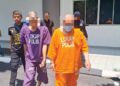 ‘TUAN  Usu’ (baju oren) dibawa untuk proses reman di Mahkamah Majistret Shah Alam, Selangor, semalam. – UTUSAN/ISKANDAR SHAH MOHAMED