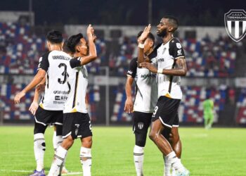 ISMAHEL Akinade (kanan) menjaringkan gol untuk Terengganu FC ketika seri 1-1 dengan Sabah FC, kelmarin- IHSAN TFC