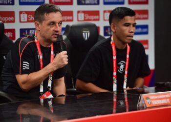 KAPSYEN: TOMISLAV Steinbruckner (kiri) dan Safawi Rasid semasa sidang media menjelang aksi Kejuaraan Kelab ASEAN (ACC) bertemu Dong A Thanh Hoa FC, malam ini. - UTUSAN/PUQTRA HAIRRY ROSLI