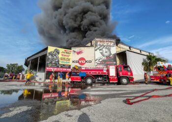 KEBAKARAN melibatkan sebuah gudang alat ganti kenderaan yang mengakibatkan seorang lelaki melecur di belakang bahu dan badan di Kawasan Perusahaan Mergong, Alor Setar. - IHSAN BOMBA