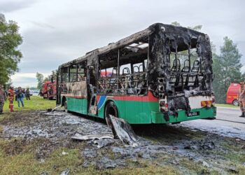 KEADAAN sebuah bas yang musnah terbakar di Jalan Kuala Ketil, Sungai Petani.