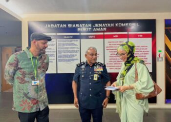 Ramli Mohamed Yoosuf (tengah) dan pelakon, Betty Banafe (kanan) dalam pertemuan diadakan di Jabatan Siasatan Jenayah Komersial hari ini.