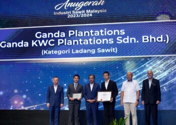 JOHARI Abdul Ghani menyampaikan Anugerah Industri Sawit kepada penerima dari Ganda KWC Plantations Sdn Bhd pada Majlis Anugerah Industri Sawit Malaysia 2023/2024 di Hotel Marriot Putrajaya, semalam. - UTUSAN/FAISOL MUSTAFA