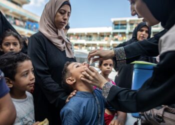 SEORANG kanak-kanak Palestin menerima vaksin polio di kem sementara di sebuah sekolah kendalian UNRWA di Khan Younis, selatan Gaza.- AFP