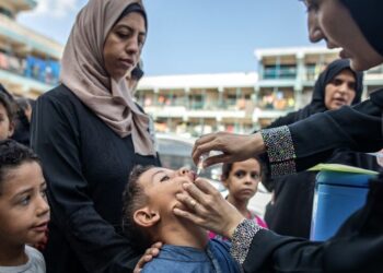 SEORANG kanak-kanak Palestin menerima vaksin polio di kem sementara di sebuah sekolah kendalian UNRWA di Khan Younis, selatan Gaza.- AFP