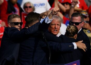 CALON presiden Republikan, Donald Trump bergegas dibawa turun dari pentas selepas ditembak semasa perhimpunan kempen di Butler, Pennsylvania, 13 Julai lalu.- AFP