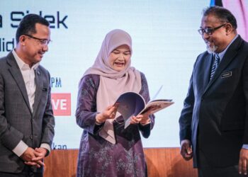 FADHLINA Sidek melihat buku Pelan Strategik 2024-2030 selepas  perhimpunan bulanan kementeriannya di Putrajaya semalam. – UTUSAN/FAIZ ALIF ZUBIR