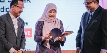 FADHLINA Sidek melihat buku Pelan Strategik 2024-2030 selepas  perhimpunan bulanan kementeriannya di Putrajaya semalam. – UTUSAN/FAIZ ALIF ZUBIR