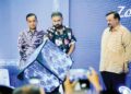 TUNKU MAHKOTA ISMAIL meletakkan tapak tangan pada kiub digital sambil diperhatikan oleh Onn Hafiz Ghazi dan Amir Hamzah Azizan pada Majlis Pengumuman Pakej Insentif Cukai Zon Kewangan Khas Forest City di Hotel Marina Forest City, Iskandar Puteri.