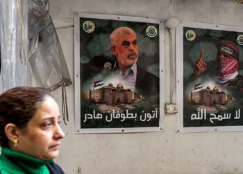 POSTER Ketua Hamas, Yahya Sinwar (kiri) dan jurucakap Briged Al Qassam, Abu Obeida terpampang pada tembok di kem pelarian Burj al-Barajneh di pinggir selatan Beirut.- AFP