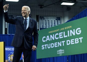 PRESIDEN AS, Joe Biden selepas berucap mengenai pemansuhan hutang pinjaman pelajar di Kolej Teknikal Kawasan Madison, di Madison, Wisconsin pada 8 April 2024.- AFP